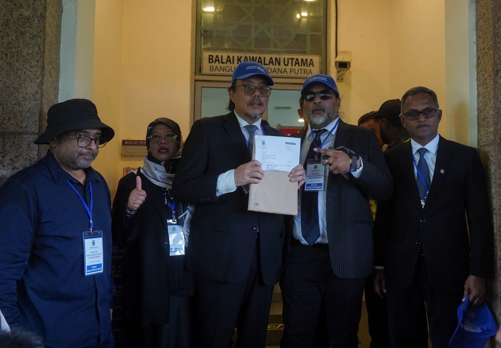 வழக்கறிஞர்கள் பேரணி வெற்றி, ஆயிரம் பேர் திரண்டனர்