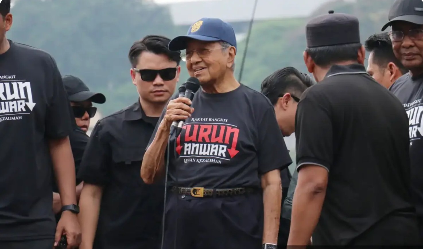 பதவி விலகும் அணுகுமுறையை அன்வார் பின்பற்ற வேண்டும்:  துன் மகாதீர் வலியுறுத்து