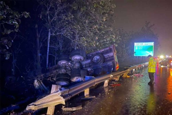 இரண்டு டிரெய்லர் லோரிகள் மோதல்: ஒருவர் பலி