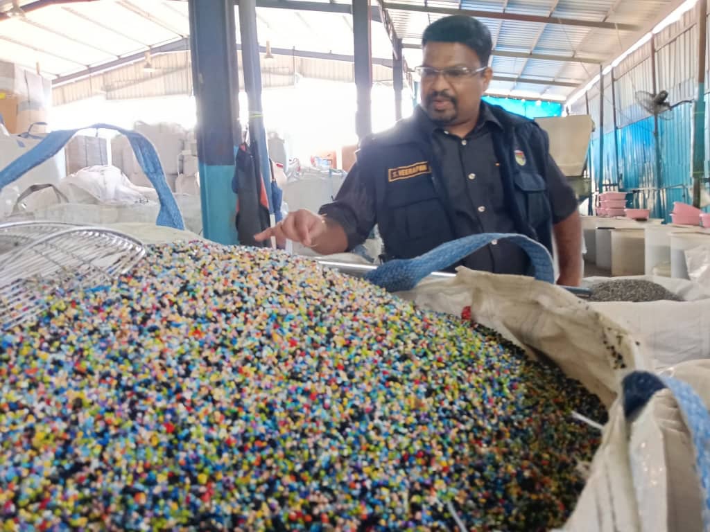 ஆட்சிக்குழு உறுப்பினர் வீரப்பன் தலைமையில் திடீர் சோதனை