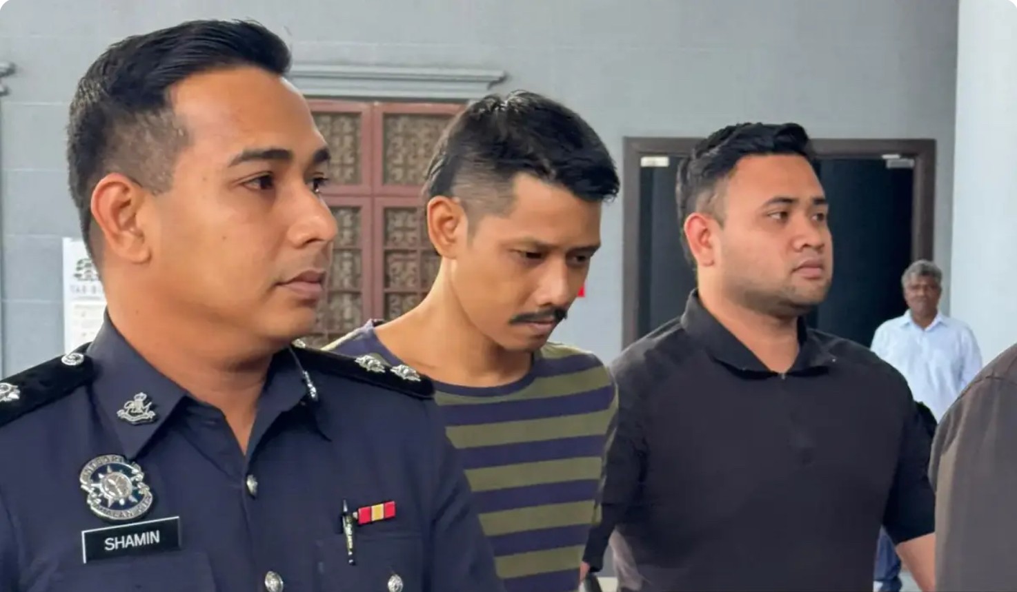 போலீசாரை நோக்கி பாராங்கைக் காட்டியதாக நபர் மீது குற்றச்சாட்டு