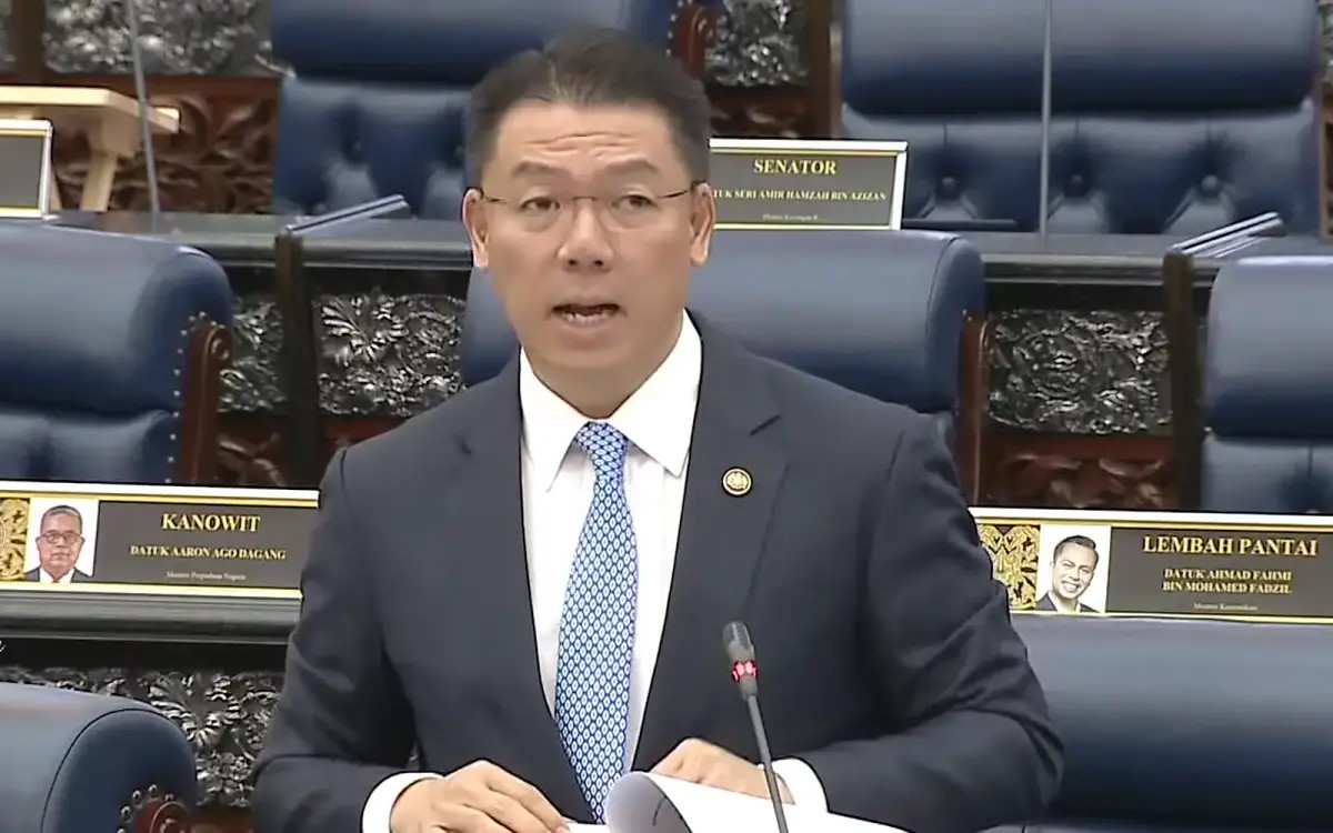 அமைச்சின் பணியாளர்களிடம் மன்னிப்புக் கேட்க வேண்டும்