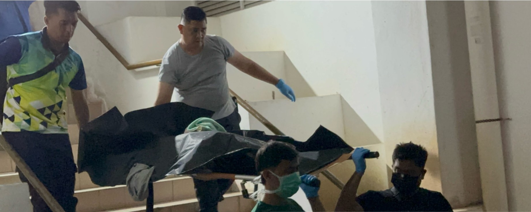 வீடொன்றில் தாயும் மகளும் பிணமாகக் கிடந்தனர்