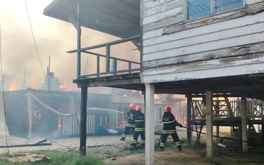 சபா: கம்போங் மெங்காபோங்கில் கோரத் தீ விபத்து - 24 வீடுகள், வாகனம் நாசம்!