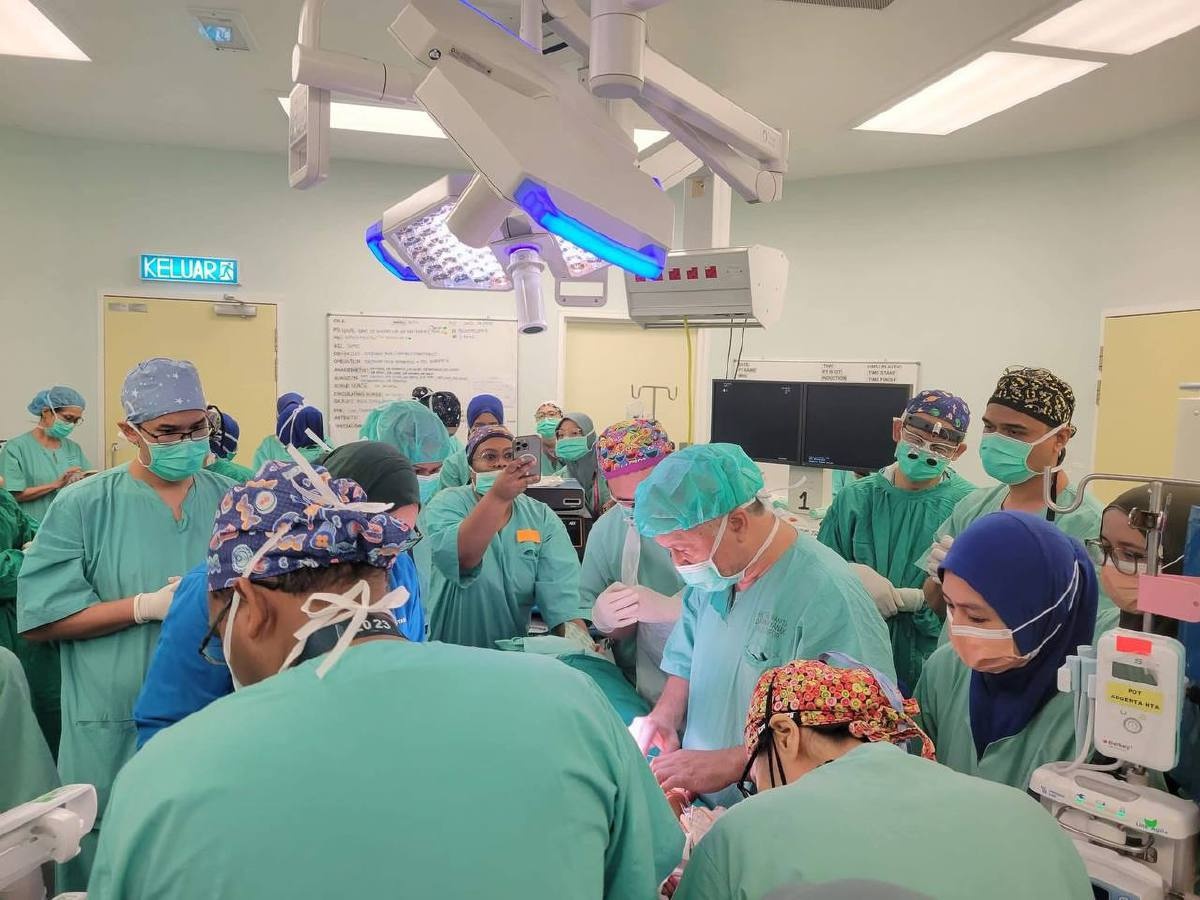 சயாமிய இரட்டைக் குழந்தைகளை வெற்றிகரமாகப் பிரித்து வரலாறு படைத்தது கோலாலம்பூர் துங்கு அஸிஸா மருத்துவமனை