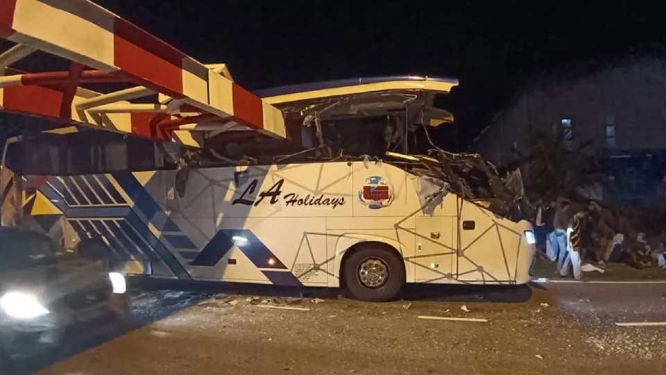 பேருந்து உயர வரம்புத் தடையை மோதி 9 பேர் காயம்