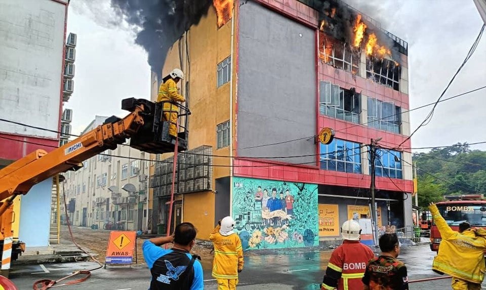 4 மாடிக் கட்டடம் தீப்பற்றிக் கொண்டது