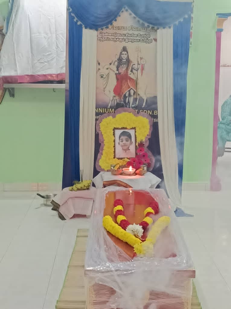 உருகுலைந்த தனது கொள்ளுப் பேரன் முகத்தைப் பார்க்க முடியவில்லை