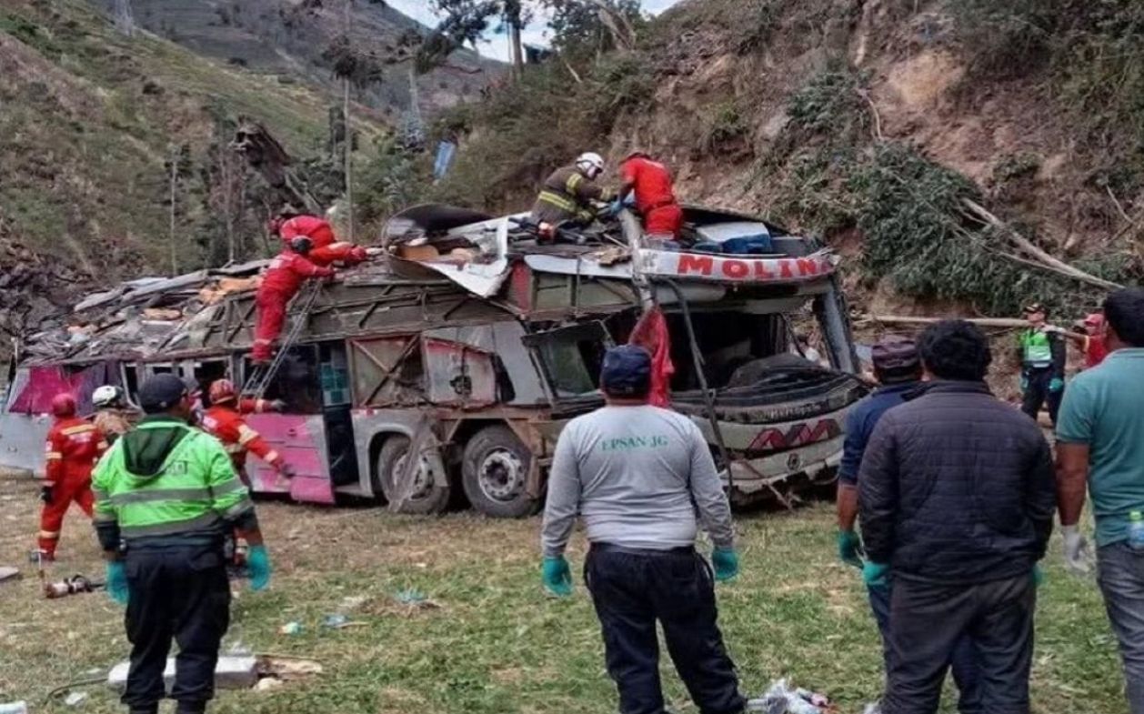 பெருவில் பேருந்து விபத்தில் 18 பேர் உயிரிழப்பு