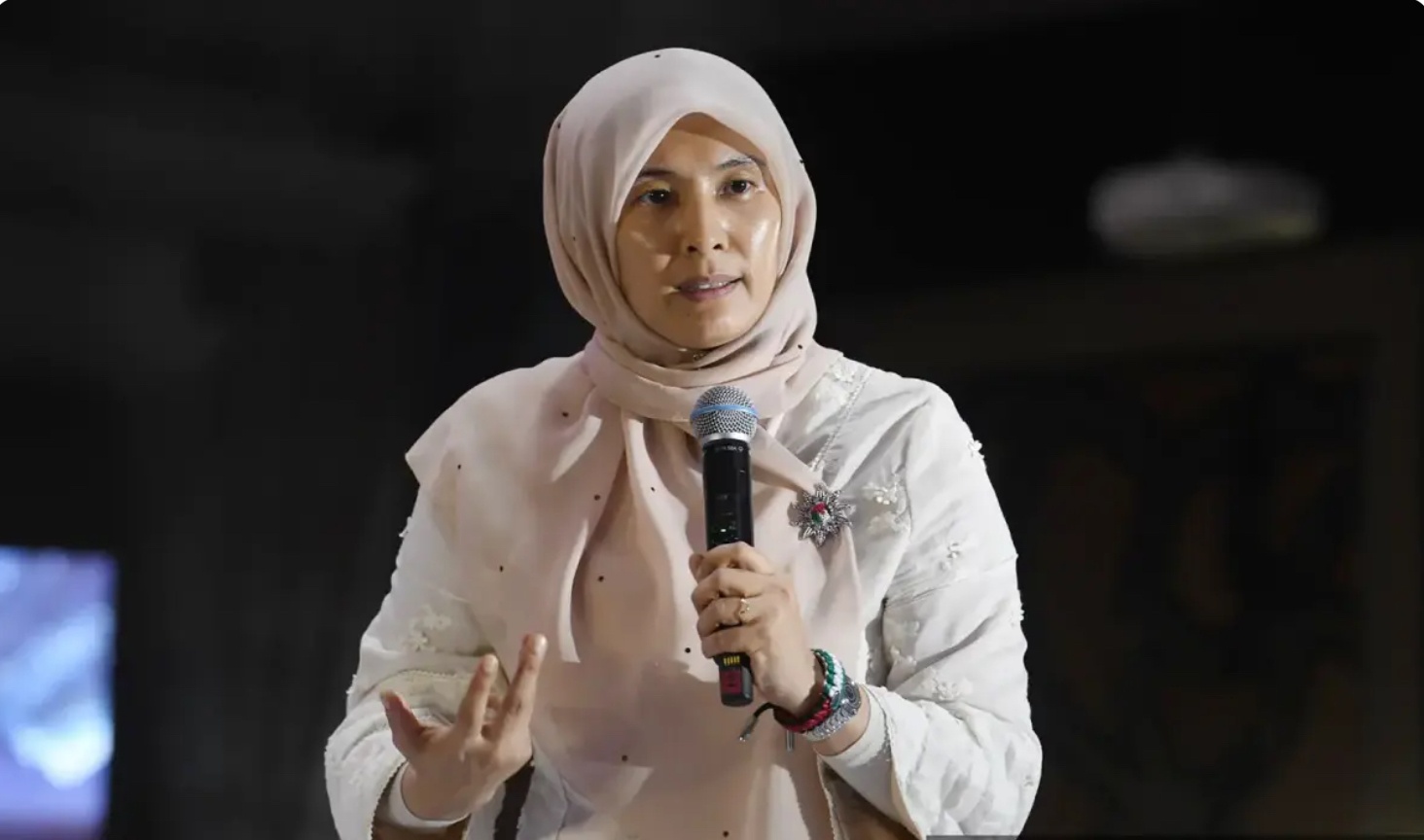 தம்முடைய அமைதி இந்திய சமுதாயத்திற்கு ஒன்றுமே செய்யவில்லை என்று பொருள்படாது