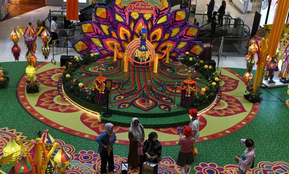 உள்ளூர் வணிகர்களின் நலனைப் பாதுகாக்க அந்நியர்கள் இங்கு வணிகம் செய்வதைக் கட்டுப்படுத்த வேண்டும்