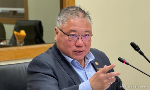 சுற்றுப் பயணியை மிரட்டிப் பணம் பறித்தப் போலீஸ்காரர்களைப் பணியிடம் மாற்றம்? இது ஒரு நடவடிக்கையா?