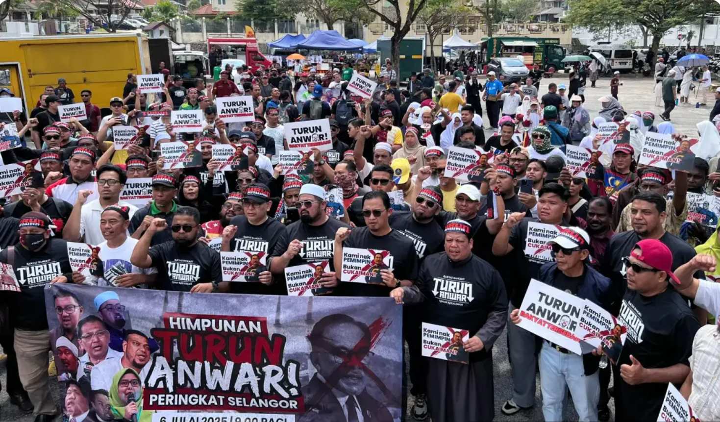 பிரதமர் அன்வாருக்கு எதிராக ஆர்ப்பாட்டம்: ‘துருன் அன்வார்' பேரணியில் 300 பேர் திரண்டனர்!