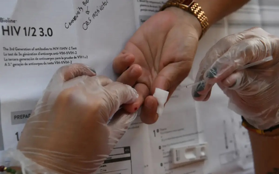 உயர்க்கல்விகூட மாணவர்களுக்கு எச்ஐவி சோதனை கட்டாயமாக்கப்பட வேண்டும், ஆனால் கவனமாகக் கையாளப்பட வேண்டும்