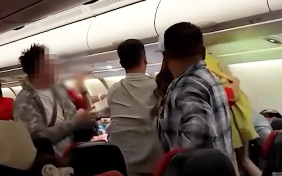 ஏர் ஆசியா எக்ஸ் விமானத்தில் நடுவானில் சண்டை