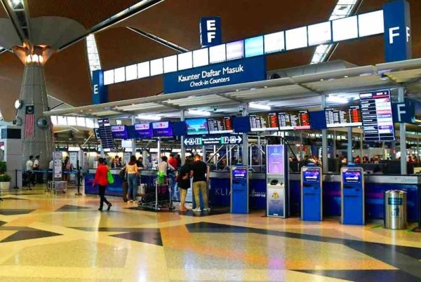 விமான நிலையத்தில் முகப்பிடங்களில் செட்டிங் முறை, அமலாக்க அதிகாரி சம்பந்தப்பட்டுள்ளார்