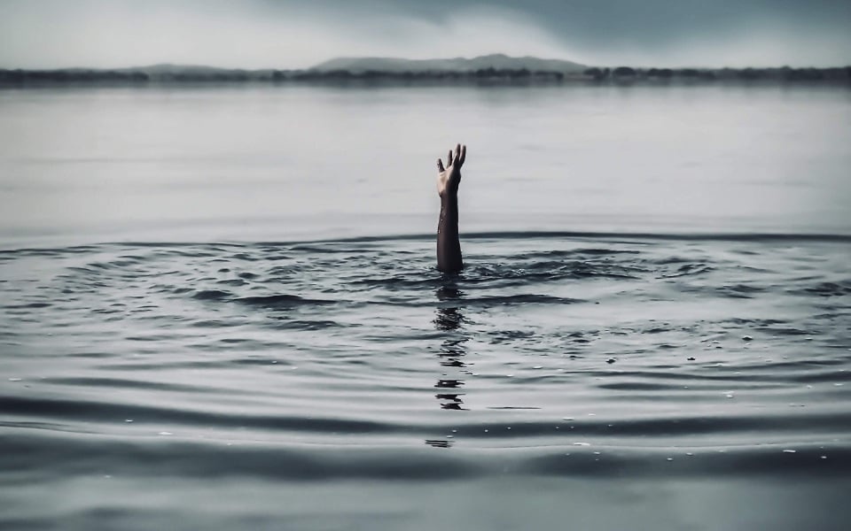 ஒருவர் ஆற்றில் விழுந்து கடலுக்கு அடித்துச் செல்லப்பட்டிருக்கலாம்