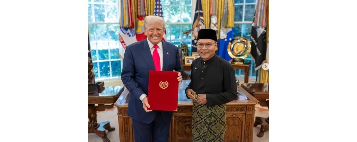 அதிபர் டொனால்டு டிரம்பிடம் நியமனக் கடிதத்தை ஒப்படைத்தார் ஷாருல் இக்ராம்