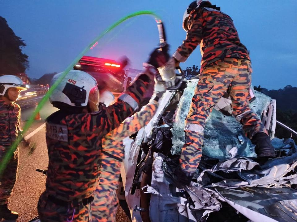 பிக்காப் வாகனம் விபத்து: இருவர் உயிரிழந்தனர்