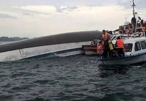 வியட்நாமில் இடி விழுந்து படகு கவிழ்ந்ததில் 30 பேர் பலி