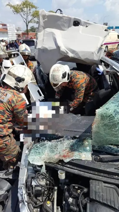 கார், லோரியில் மோதியது இருவர் உயிரிழந்தனர்