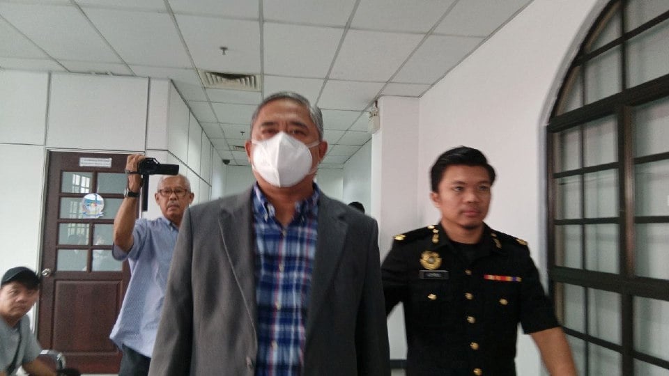 லஞ்சம் வாங்கியதாக முன்னாள் இயக்குநர் மீது குற்றச்சாட்டு