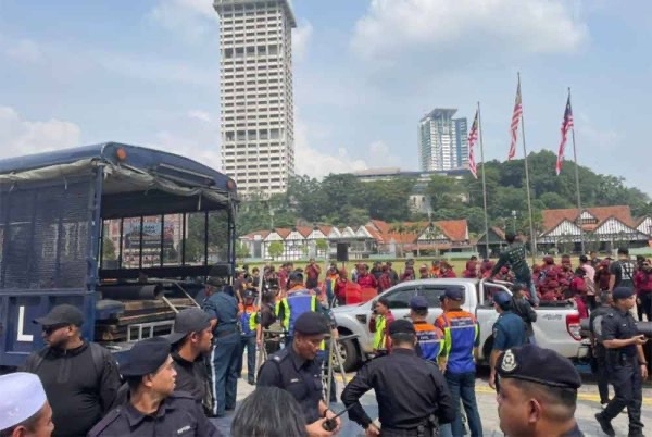 மாதுவுக்கு மூச்சுத் திணறல்: மருத்துவமனைக்குக் கொண்டுச் செல்லப்பட்டார்