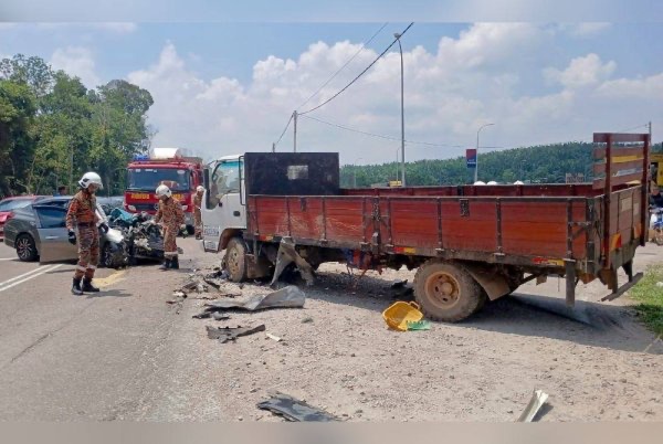 கார் லோரியுடன் மோதியது: கார் இழுவைப் பணியாளர் மரணம்