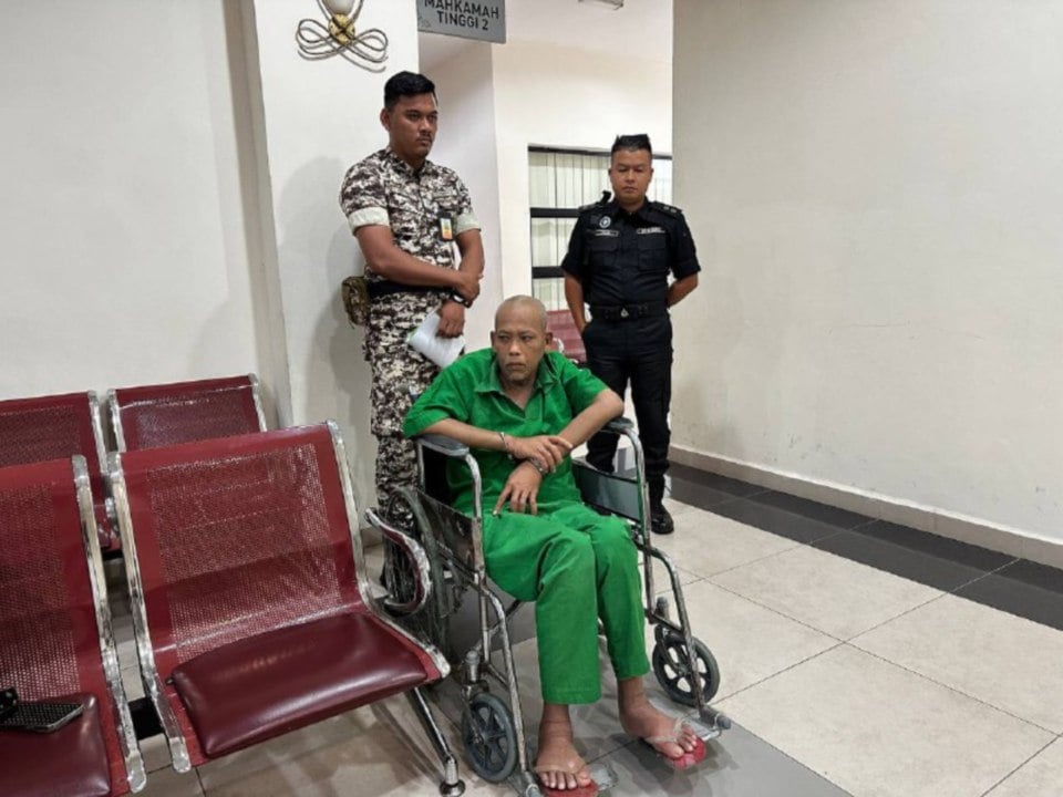 பெற்றோரையும் உறவுக்காரப் பிள்ளையையும் தீயிட்டுக் கொன்றதாக ஆடவர் மீது குற்றச்சாட்டு