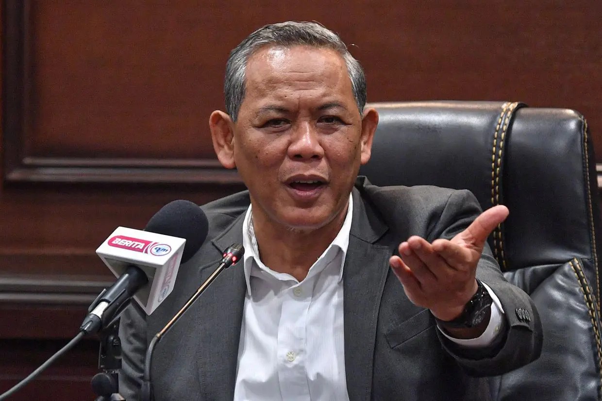 பூங்காக்கள் மற்றும் கடற்கரைகள் உட்பட சில பொது இடங்களில் மது அருந்துவதற்குத் தடை