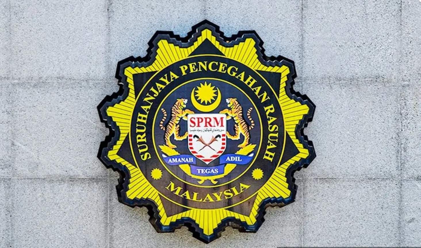 இரண்டு உயர் போலீஸ் அதிகாரிகள் உட்பட மூவர் கைது