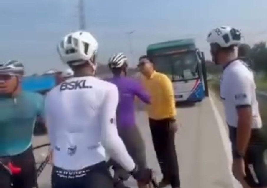 சைக்கிளோட்டிகளைப் போலீசார் தேடி வருகின்றனர்