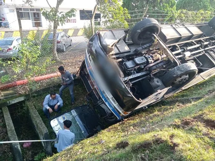 தொழிற்சாலை பேருந்து கவிழ்ந்தது: 22 பேர் காயம்