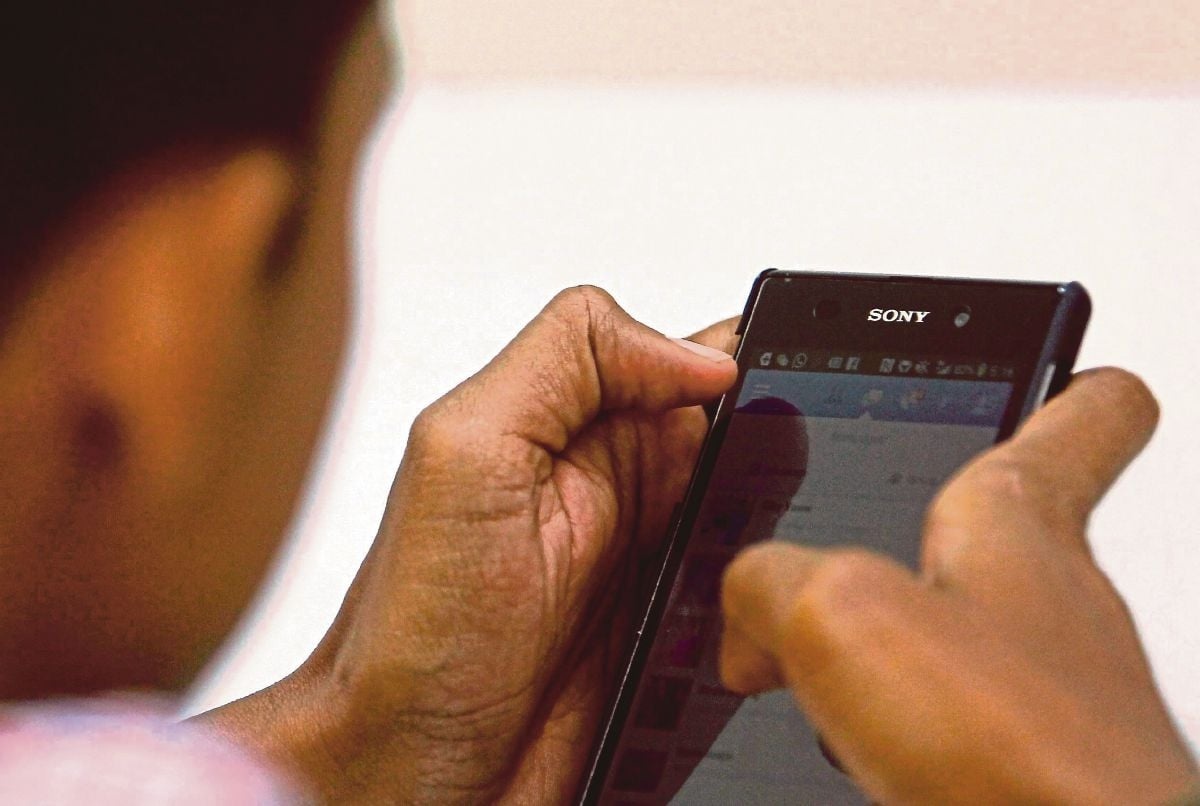 முதியவர் ஒருவர் போலி இணையப் பங்கு முதலீட்டு மோசடியில் 200,000 ரிங்கிட்டை இழந்தார்