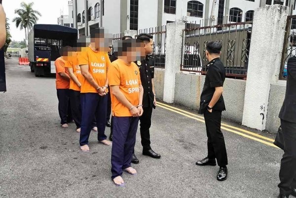 ஜோகூர் - சிங்கப்பூர் எல்லையில் 3,000 ரிங்கிட் கையூட்டு பெற்ற 4 அதிகாரிகள் கைது!