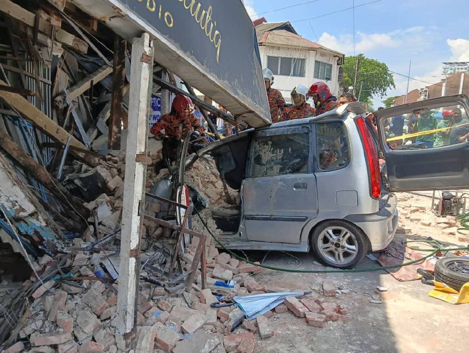 சீரமைப்பில் இருந்து வரும் கட்டடத்தில் கார் மோதியது