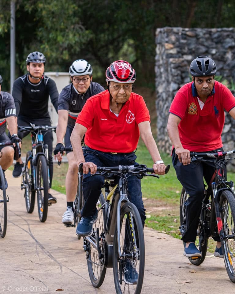 துன் மகாதீருக்கு பிரதமர் அன்வார், வான் அஸிஸா வாழ்த்து