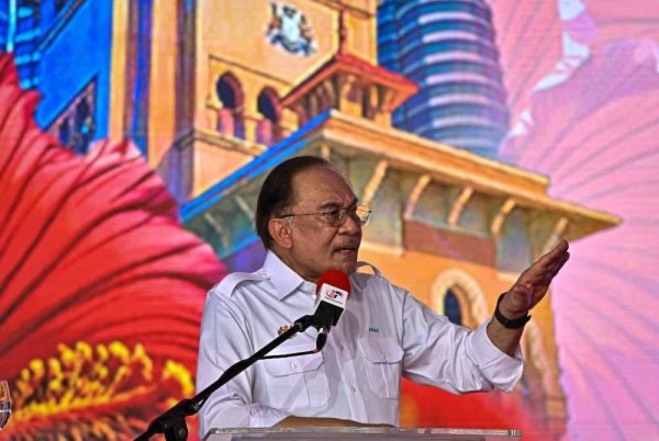 பெட்ரோல் விலைக் குறைப்பில் திருப்தி இல்லையா ? சிங்கப்பூர், தாய்லாந்து, இந்தோனேசியா போன்ற நாடுகளில் வாங்கிப் பார்த்தால் புரியும். இங்கு வெளிநாட்டினருக்குச் சம உரிமை இல்லை: பிரதமர் அன்வார் இப்ராஹிம்மின் அதிரடி அறிவிப்பால் மக்கள் உற்சாகம்!