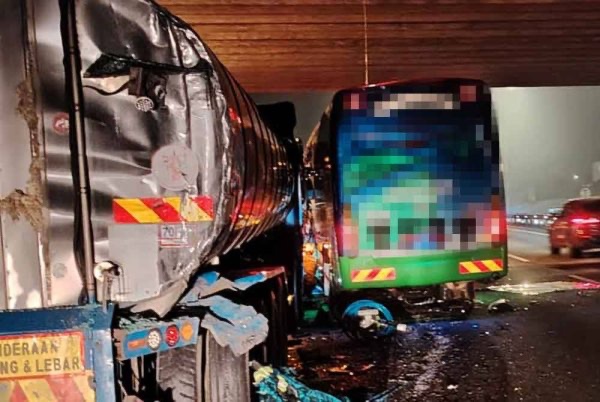 சுற்றுலா பேருந்து விபத்து: இருவர் பலி, 16 பேர் காயம்