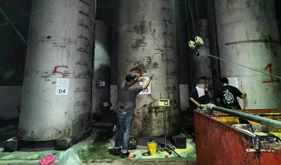 கள்ளத்தனமாக செம்பனை எண்ணெய் கடத்தல்: இருவர் கைது, 212,200 ரிங்கிட் மதிப்புள்ள பொருட்கள் பறிமுதல்!