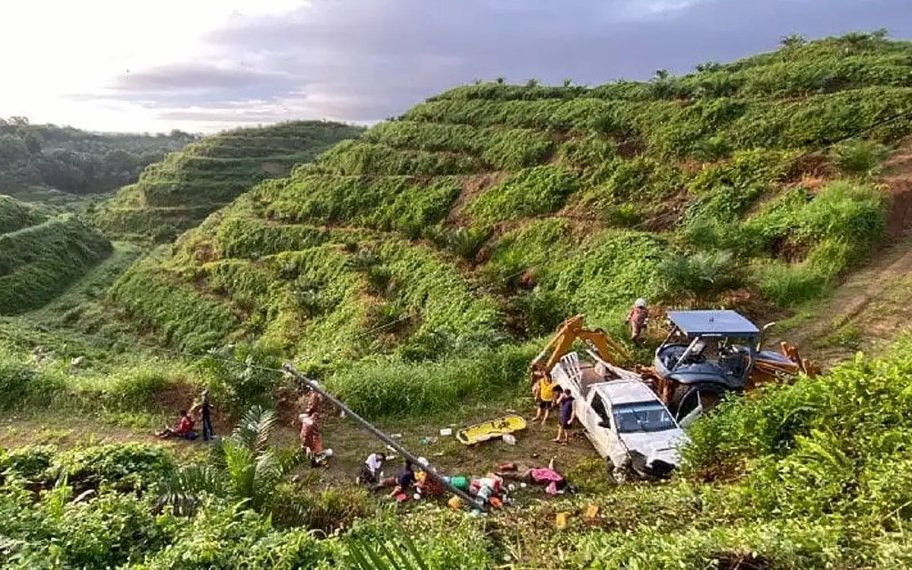 வாகனம் பாதாளத்தில் விழுந்தது: ஒருவர் பலி, 13 பேர் காயம்