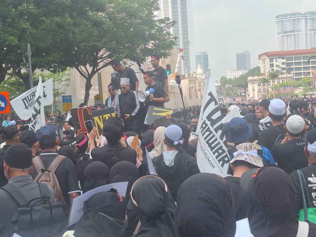 பிரதமர் அன்வாருக்கு எதிரானப் பேரணி: ஆயிரத்திற்கும் அதிகமானோர் திரளத் தொடங்கினர்