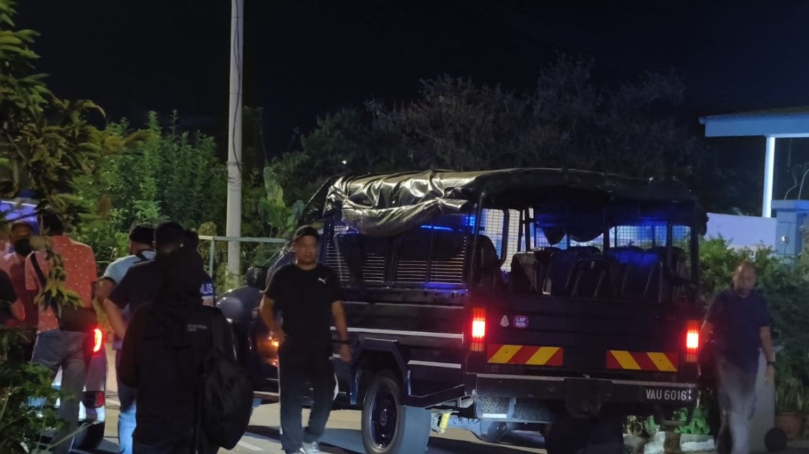 ஒரே குடும்பத்தைச் சேர்ந்த மூவர் வீட்டில் இறந்து கிடந்தனர்: ரத்தக்கறையுடன் 4 கத்திகள் மீட்பு,  சிரம்பானில் சம்பவம்