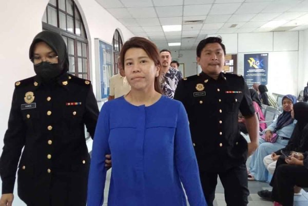 நம்பிக்கை மோசடி செய்ததாகப் பெண் இயக்குநர் மீது குற்றச்சாட்டு