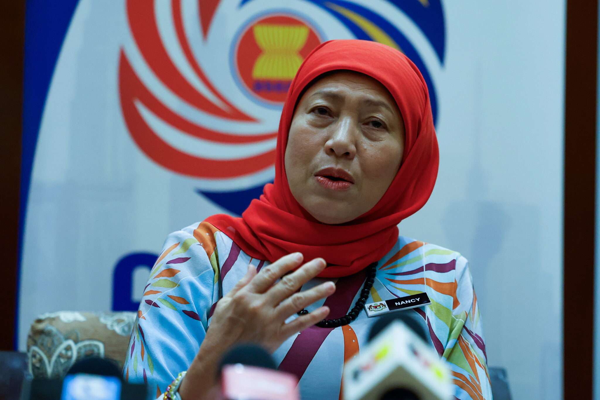 குடும்பக் கொள்கைகள் குறித்து நான்சி சுக்ரி வலியுறுத்தல்