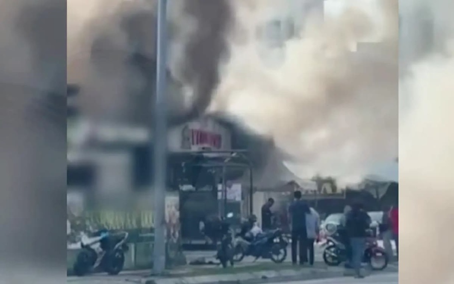 விருந்து ஃபுட் கோர்ட் உணவு வளாகத்தில் தீ: 3 கடைகள் அழிந்தன