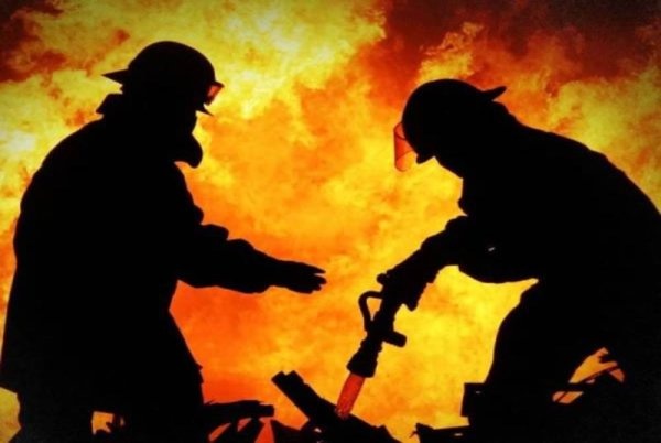 வீட்டின் முன் நிறுத்தி வைக்கப்பட்டு இருந்த 5 கார்கள் தீயில் அழிந்தன