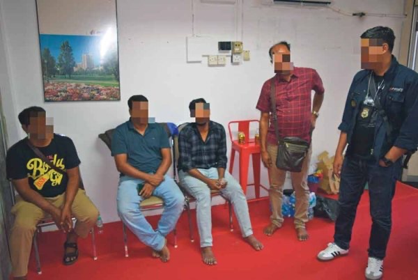 வேலை வருகைக்கான தற்காலிக அனுமதி அட்டை: இரு கும்பல்கள் முறியடிப்பு