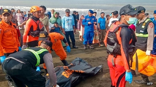 இந்தோனேசியாவில் படகு மூழ்கியதில் நால்வர் பலி, 38 பேரைக் காணவில்லை