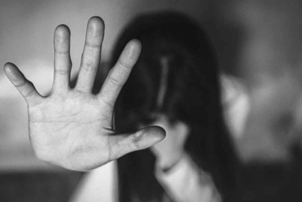 பாலியல் பலாத்காரம், தந்தை மீது குற்றச்சாட்டு